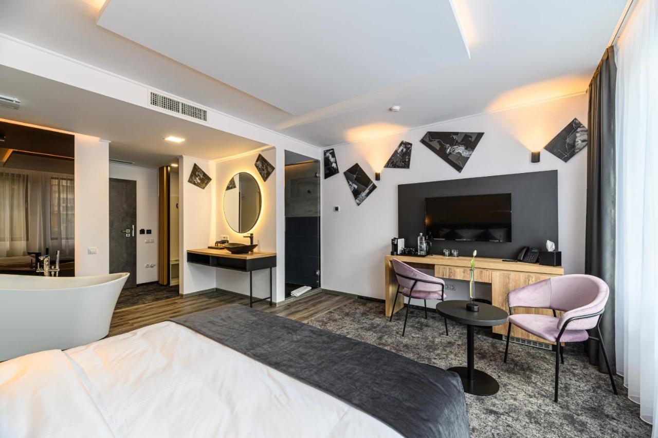 B The Hotel Sfântu-Gheorghe Eksteriør billede
